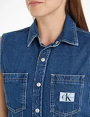 Calvin Klein Jeans - SLEEVELESS LEAN DENIM SHIRT - topi bez piedurknēm - denim medium - 3