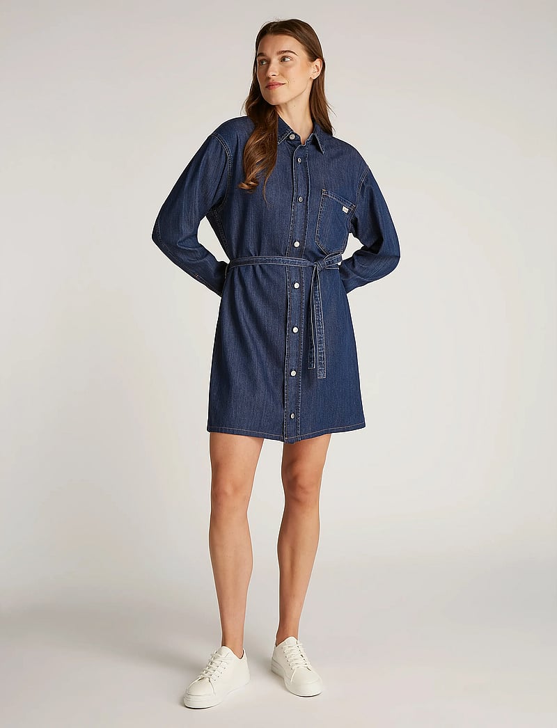 Calvin Klein Jeans - LYOCELL BELTED DENIM SHIRT DRESS - hemdkleider - denim mid - 0