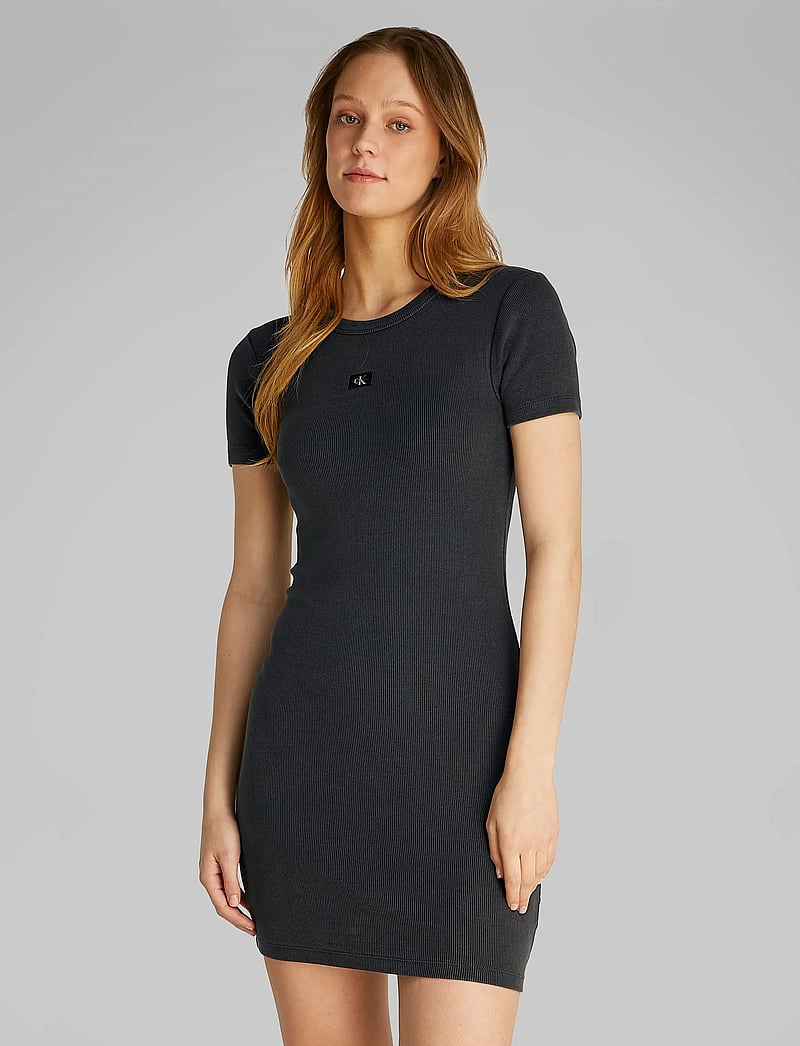 Calvin Klein Jeans - WASHED WOVEN LABEL RIB DRESS - t-shirt-kleider - washed black - 0