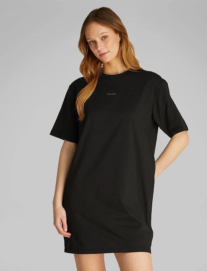 Calvin Klein Jeans - PLACED INST TEE DRESS - t-shirt-kleider - ck black - 0