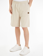 Calvin Klein Jeans - SHRUNKEN BADGE HWK SHORT - shortsit - classic beige - 2