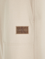 Calvin Klein Jeans - SHRUNKEN BADGE HWK SHORT - shorts - classic beige - 8