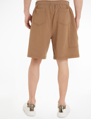 Calvin Klein Jeans - SHRUNKEN BADGE HWK SHORT - shorts - shitake - 3