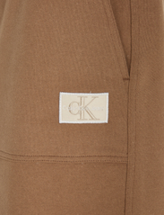 Calvin Klein Jeans - SHRUNKEN BADGE HWK SHORT - shortsit - shitake - 8