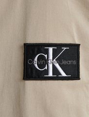Calvin Klein Jeans - MONOLOGO BADGE RELAXED SHIRT - mężczyźni - plaza taupe - 7