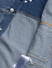 Calvin Klein Jeans - REGULAR 90S DENIM JACKET - kevättakit - denim medium - 4