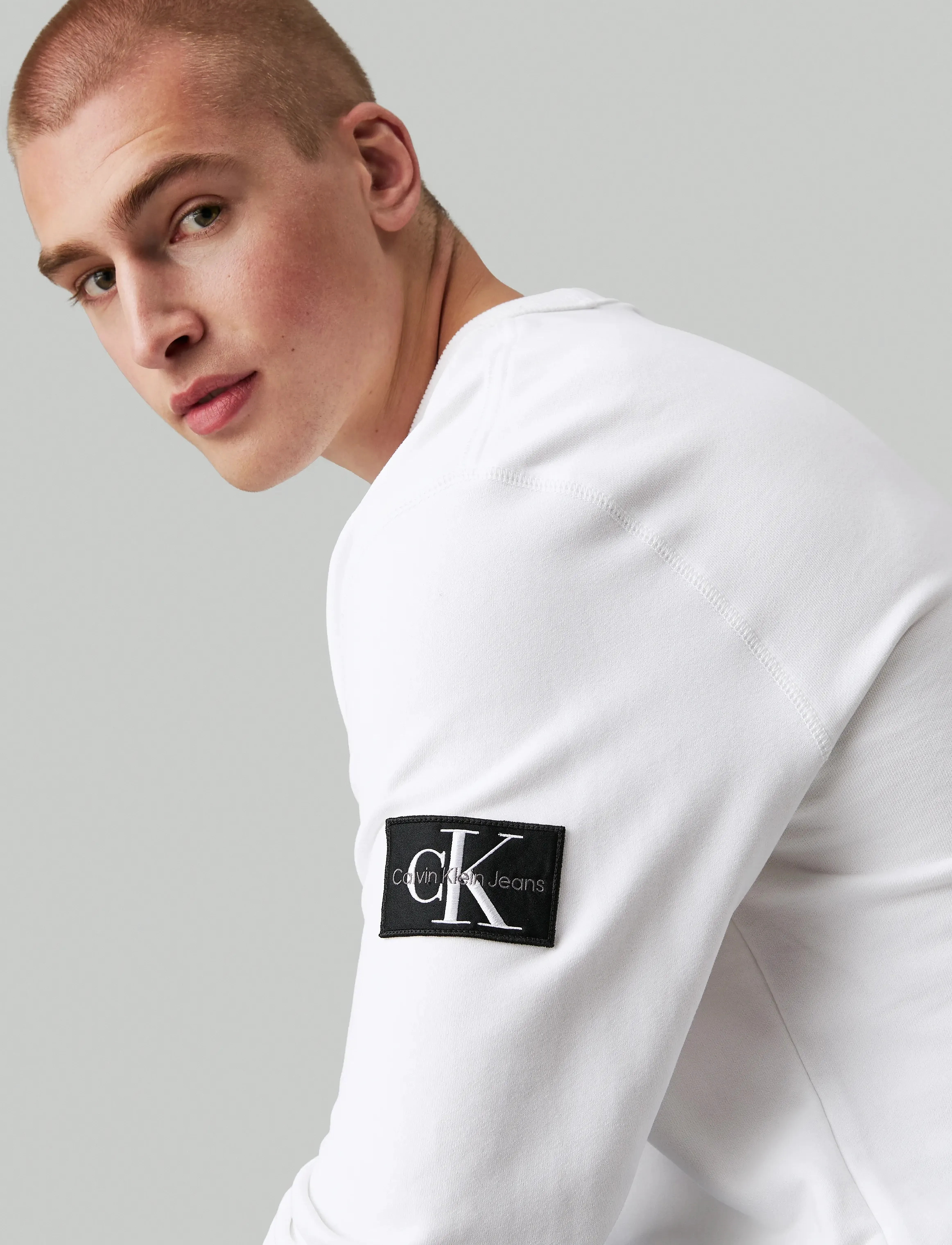 Calvin Klein Jeans - BADGE CREW NECK - nach stil kaufen - bright white - 3
