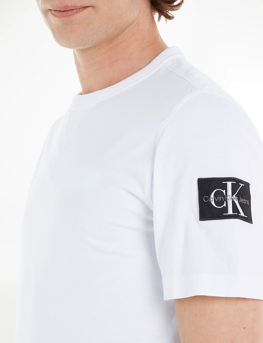 Calvin Klein Jeans - BADGE REGULAR TEE - kurzärmelige t-shirts - bright white - 4