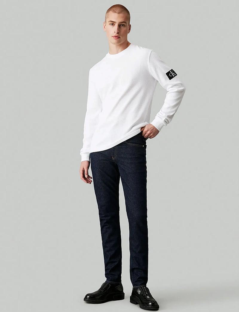 Calvin Klein Jeans - BADGE WAFFLE LS TEE - pikkade varrukatega t-särgid - bright white - 0
