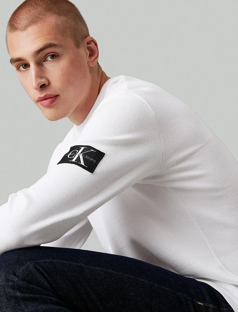 Calvin Klein Jeans - BADGE WAFFLE LS TEE - pikkade varrukatega t-särgid - bright white - 3