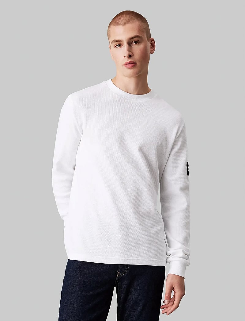 Calvin Klein Jeans - BADGE WAFFLE LS TEE - pikkade varrukatega t-särgid - bright white - 4