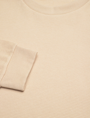 Calvin Klein Jeans - BADGE WAFFLE LS TEE - megzti laisvalaikio drabužiai - warm sand - 3