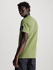 Calvin Klein Jeans - BADGE WAFFLE TEE - podstawowe koszulki - dark juniper - 2