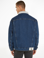 Calvin Klein Jeans - REGULAR 90S SHERPA JACKET - vårjackor - denim medium - 2