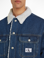 Calvin Klein Jeans - REGULAR 90S SHERPA JACKET - lentejassen - denim medium - 3