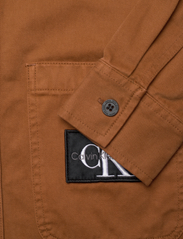 Calvin Klein Jeans - UTILITY OVERSHIRT - mężczyźni - fudge brown - 3