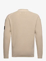 Calvin Klein Jeans - BADGE RELAXED SWEATER - okrągły dekolt - plaza taupe - 1