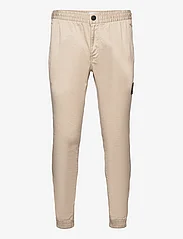 Calvin Klein Jeans - MONOLOGO CASUAL BADGE CHINO - „chino“ stiliaus kelnės - plaza taupe - 0