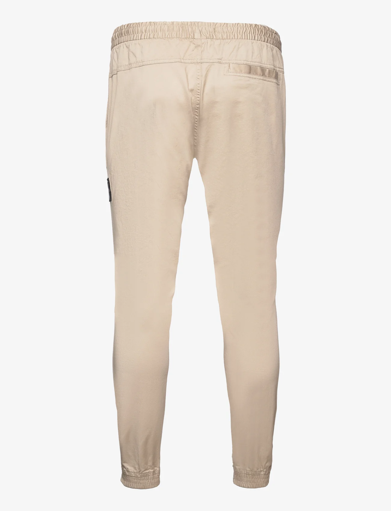 Calvin Klein Jeans - MONOLOGO CASUAL BADGE CHINO - chinosy - plaza taupe - 1