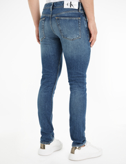 Calvin Klein Jeans - SLIM TAPER - džinsa bikses ar tievām starām - denim medium - 2