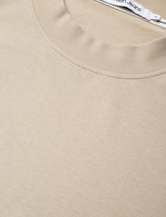 Calvin Klein Jeans - WOVEN TAB TEE - basic t-shirts - plaza taupe - 2