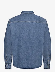 Calvin Klein Jeans - RELAXED LINEAR DENIM SHIRT - rennot kauluspaidat - denim medium - 1