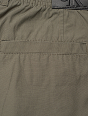 Calvin Klein Jeans - ESSENTIAL REGULAR CARGO PANT - cargobyxor - dusty olive - 4