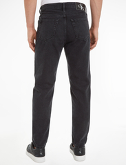 Calvin Klein Jeans - REGULAR TAPER - tapered jeans - denim black - 3