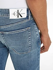 Calvin Klein Jeans - SLIM TAPER - džinsa bikses ar tievām starām - denim light - 3