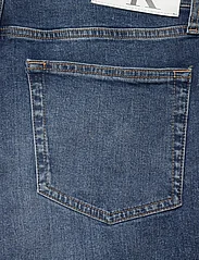 Calvin Klein Jeans - SLIM SHORT - jeans shorts - denim medium - 4