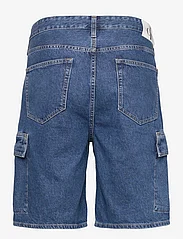 Calvin Klein Jeans - 90S LOOSE SHORT CARGO - džinsiniai šortai - denim medium - 1