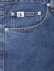 Calvin Klein Jeans - 90S LOOSE SHORT CARGO - denim shorts - denim medium - 2