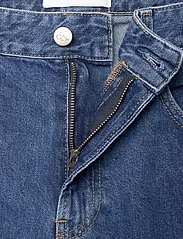 Calvin Klein Jeans - 90S LOOSE SHORT CARGO - denim shorts - denim medium - 3