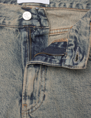 Calvin Klein Jeans - AUTHENTIC STRAIGHT - regular piegriezuma džinsa bikses - denim medium - 3