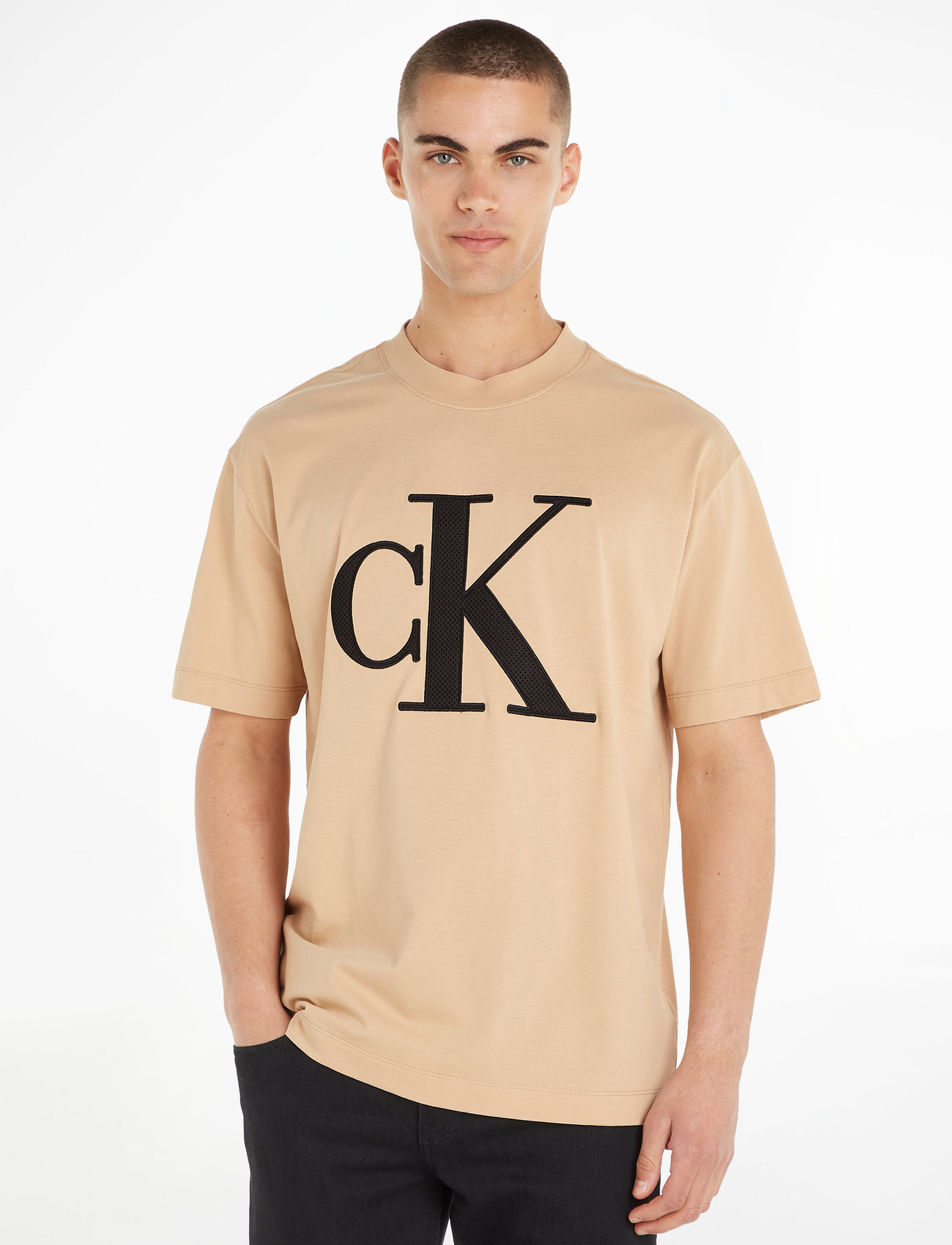 Calvin Klein Jeans - PERFORATED MONOLOGO TEE - kortärmade t-shirts - warm sand - 1