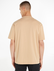 Calvin Klein Jeans - PERFORATED MONOLOGO TEE - short-sleeved t-shirts - warm sand - 2
