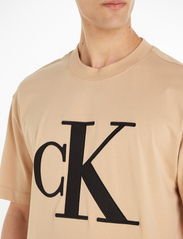 Calvin Klein Jeans - PERFORATED MONOLOGO TEE - short-sleeved t-shirts - warm sand - 3