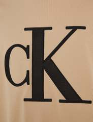 Calvin Klein Jeans - PERFORATED MONOLOGO TEE - kortärmade t-shirts - warm sand - 5