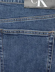 Calvin Klein Jeans - REGULAR SHORT CKUNFILTERED - lühikesed teksapüksid - denim dark - 4