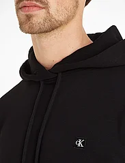 Calvin Klein Jeans - CK EMBRO BADGE HOODIE - džemperi ar kapuci - ck black - 3