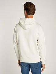 Calvin Klein Jeans - CK EMBRO BADGE HOODIE - džemperi ar kapuci - ivory - 2