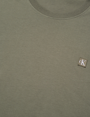 Calvin Klein Jeans - CK EMBRO BADGE TEE - mažiausios kainos - dusty olive - 2