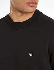 Calvin Klein Jeans - CK EMBRO BADGE CREW NECK - sportiska stila džemperi - ck black - 6