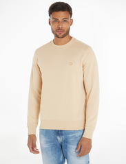 Calvin Klein Jeans - CK EMBRO BADGE CREW NECK - sportiska stila džemperi - warm sand - 1