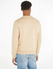 Calvin Klein Jeans - CK EMBRO BADGE CREW NECK - sportiska stila džemperi - warm sand - 2