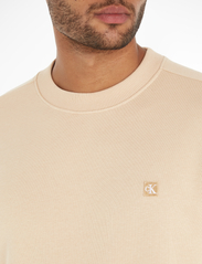 Calvin Klein Jeans - CK EMBRO BADGE CREW NECK - sportiska stila džemperi - warm sand - 3