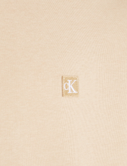 Calvin Klein Jeans - CK EMBRO BADGE CREW NECK - sportiska stila džemperi - warm sand - 5