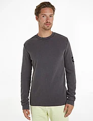 Calvin Klein Jeans - WASHED BADGE WAFFLE LS TEE - knitted round necks - washed black - 1