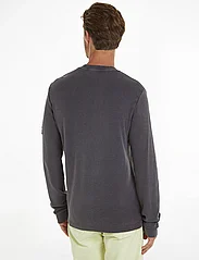 Calvin Klein Jeans - WASHED BADGE WAFFLE LS TEE - knitted round necks - washed black - 2
