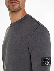 Calvin Klein Jeans - WASHED BADGE WAFFLE LS TEE - knitted round necks - washed black - 3
